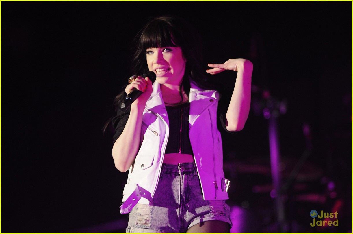 Cody Simpson & Carly Rae Jepsen: Paris Performance Pair!