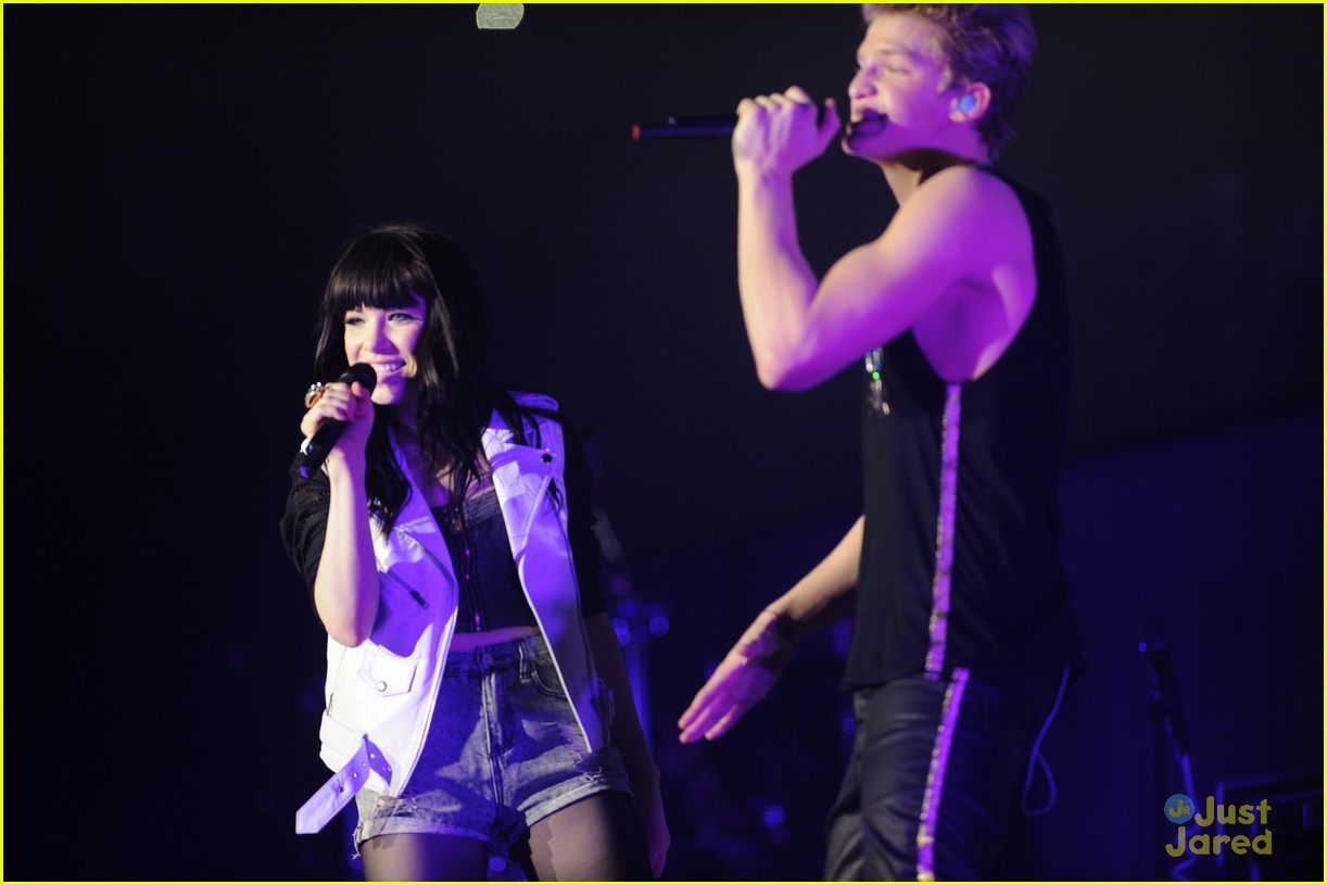 Cody Simpson & Carly Rae Jepsen: Paris Performance Pair!
