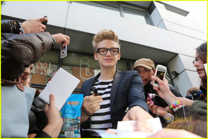 Cody Simpson: Fan Friendly in Paris!