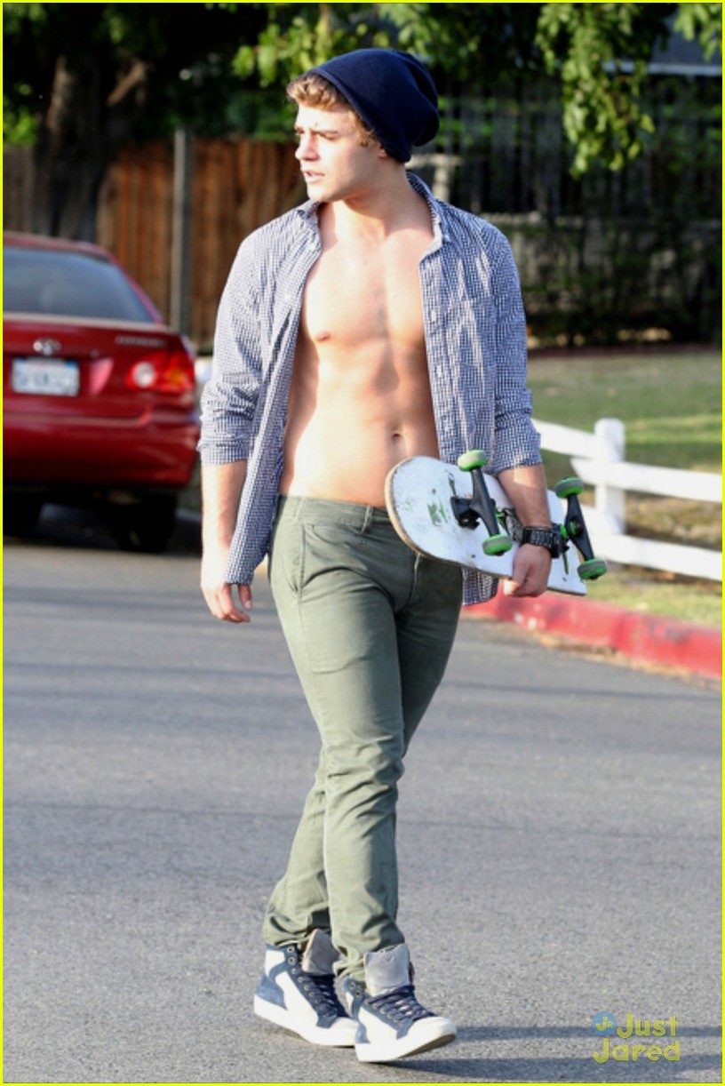 Garrett Clayton: Six Pack Skateboarder!