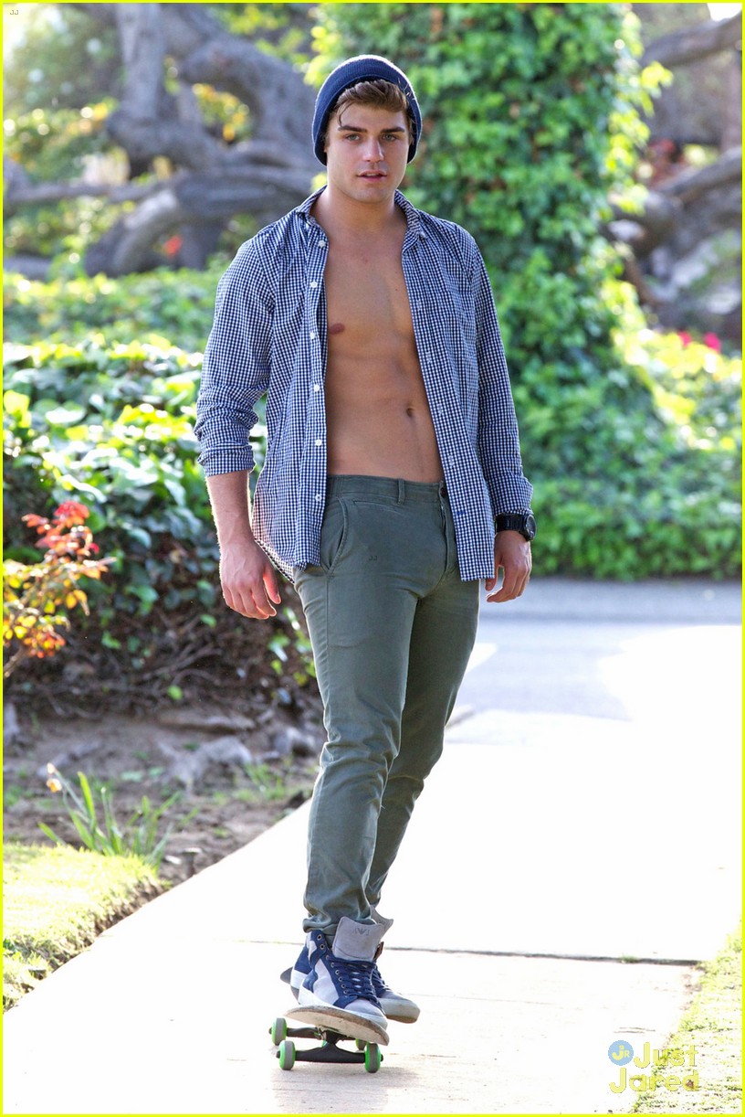 Garrett Clayton: Six Pack Skateboarder!