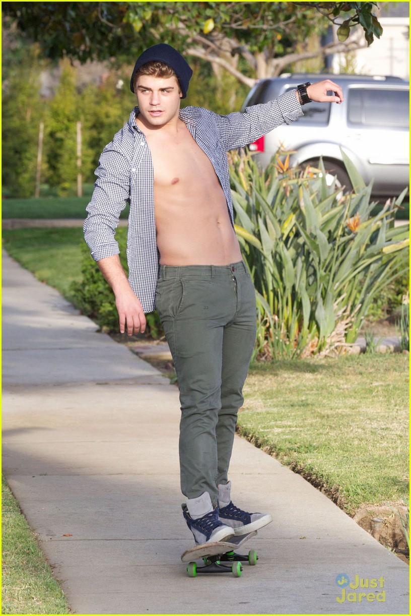 Garrett Clayton: Six Pack Skateboarder!