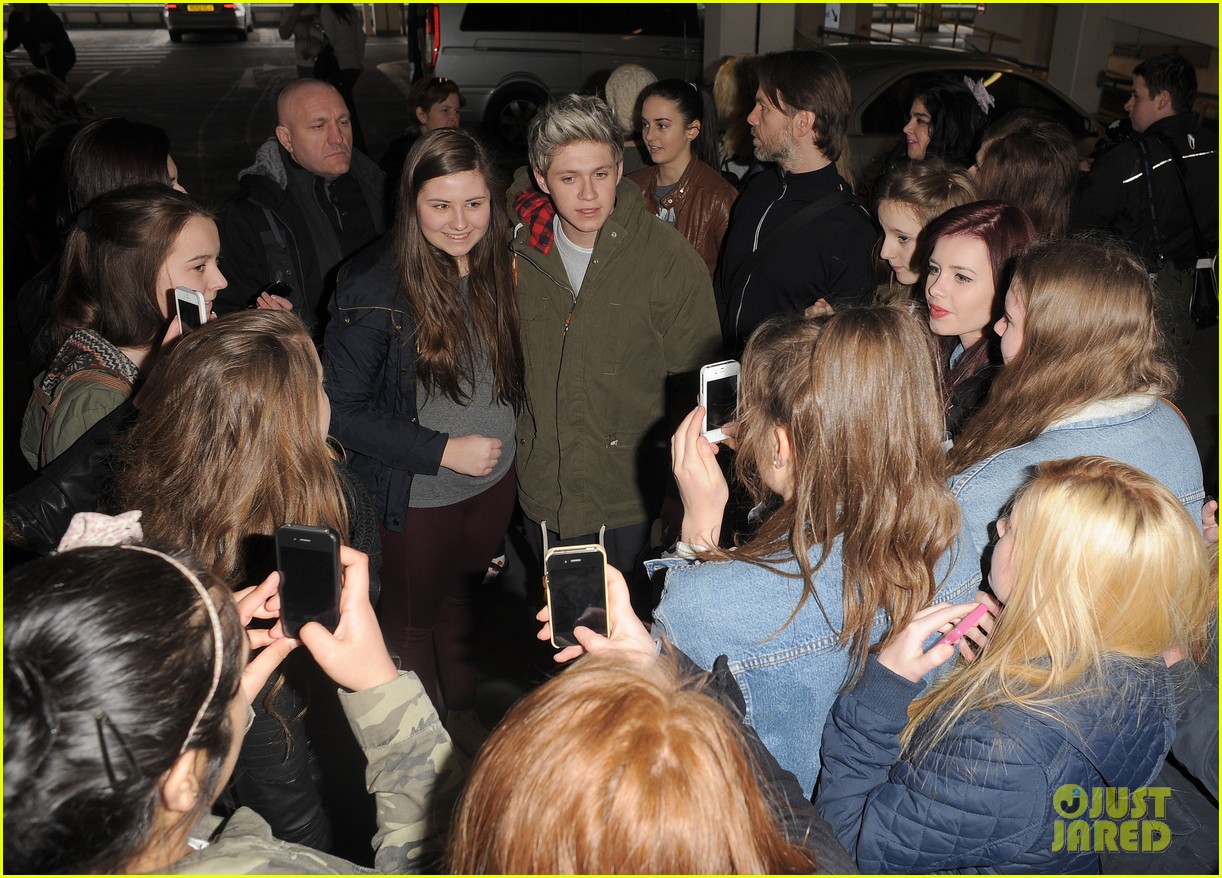 Niall Horan: Fan Frenzy at Heathrow Airport!