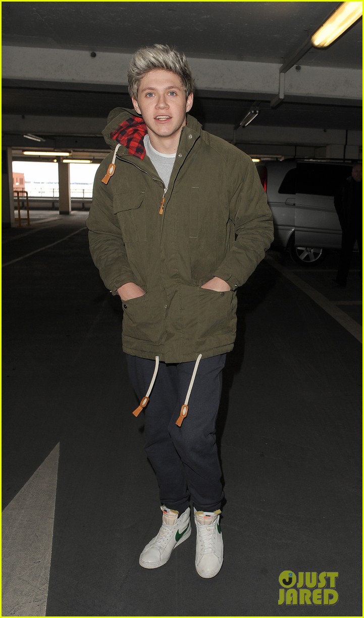 Niall Horan: Fan Frenzy at Heathrow Airport!