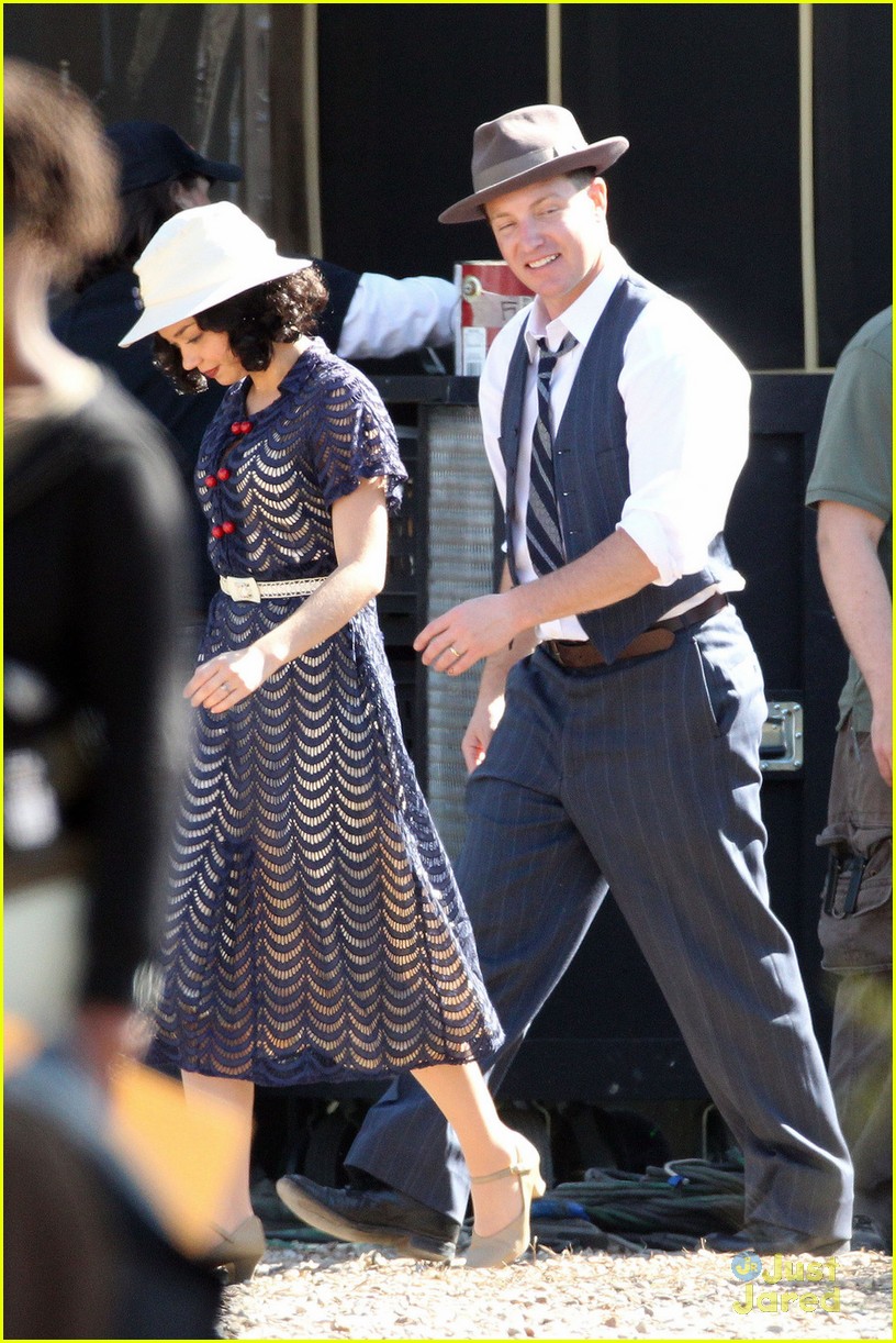 Sarah Hyland: Bob on 'Bonnie & Clyde' Set
