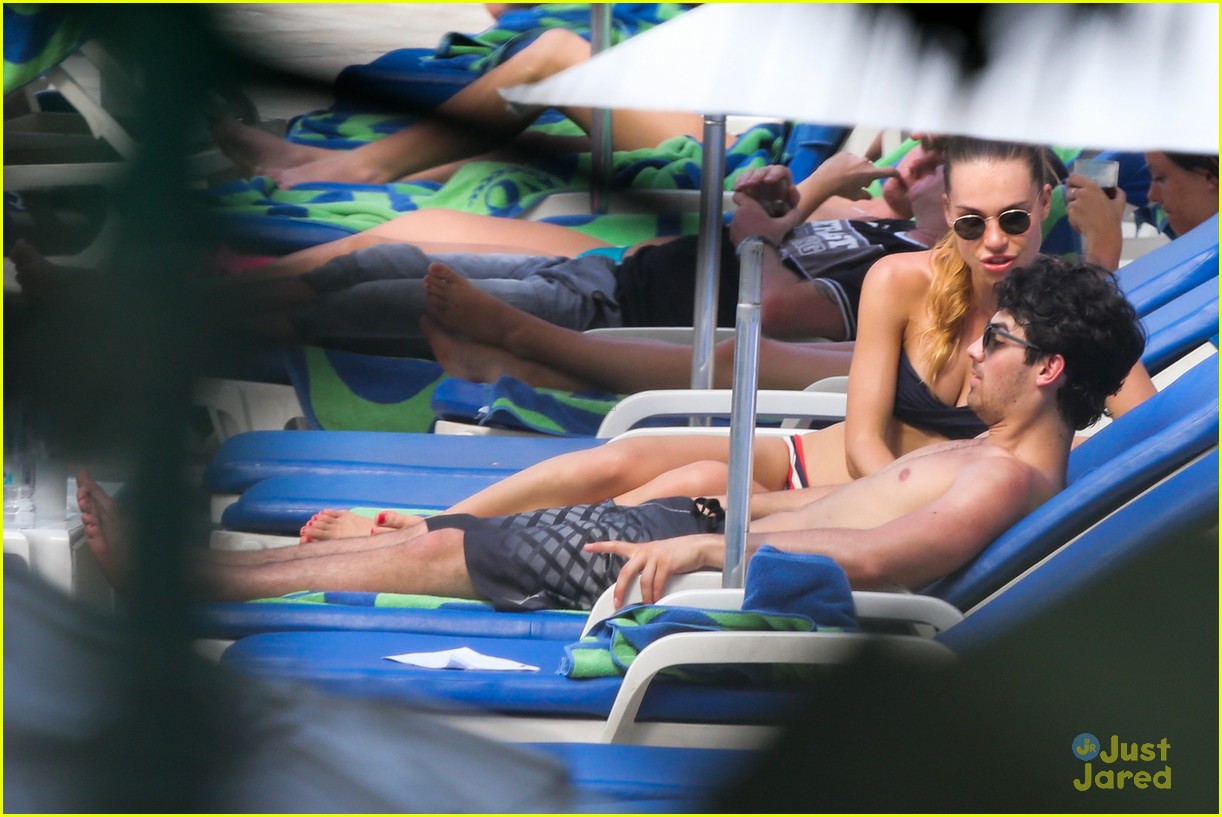 Kevin & Danielle Jonas: Rio Pool with Joe and Blanda!