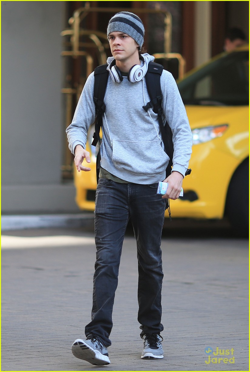 Johnny Simmons & Madeline Carroll: 'Blink' Set Siblings
