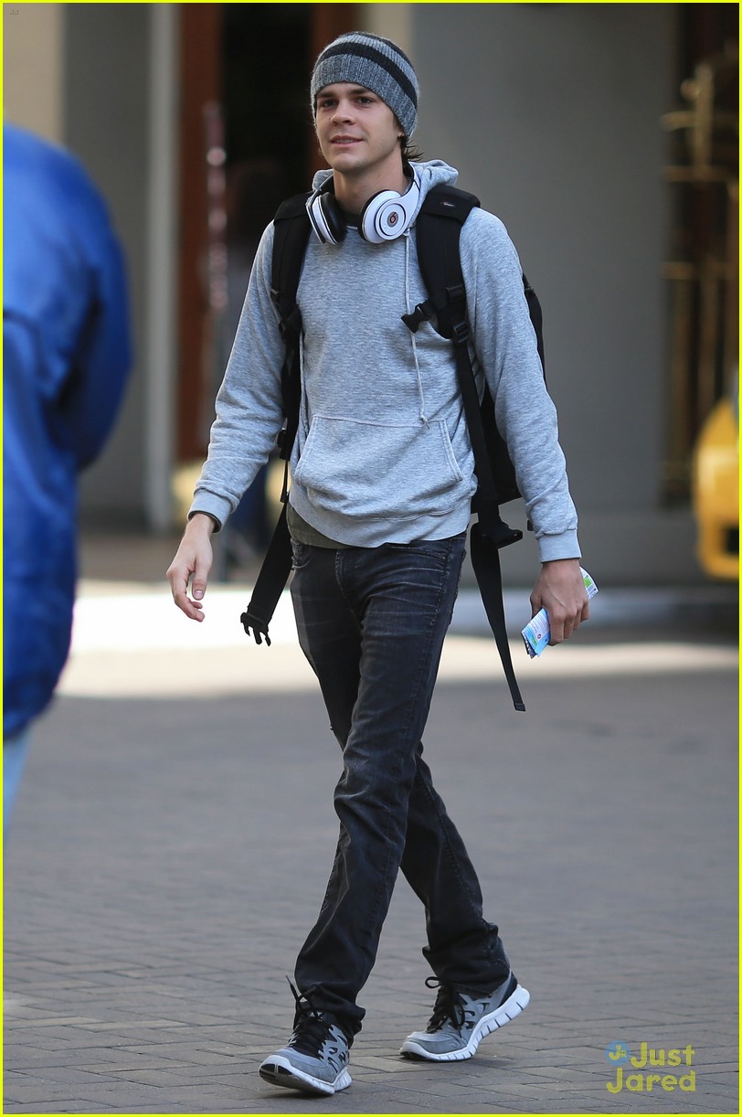Johnny Simmons & Madeline Carroll: 'Blink' Set Siblings