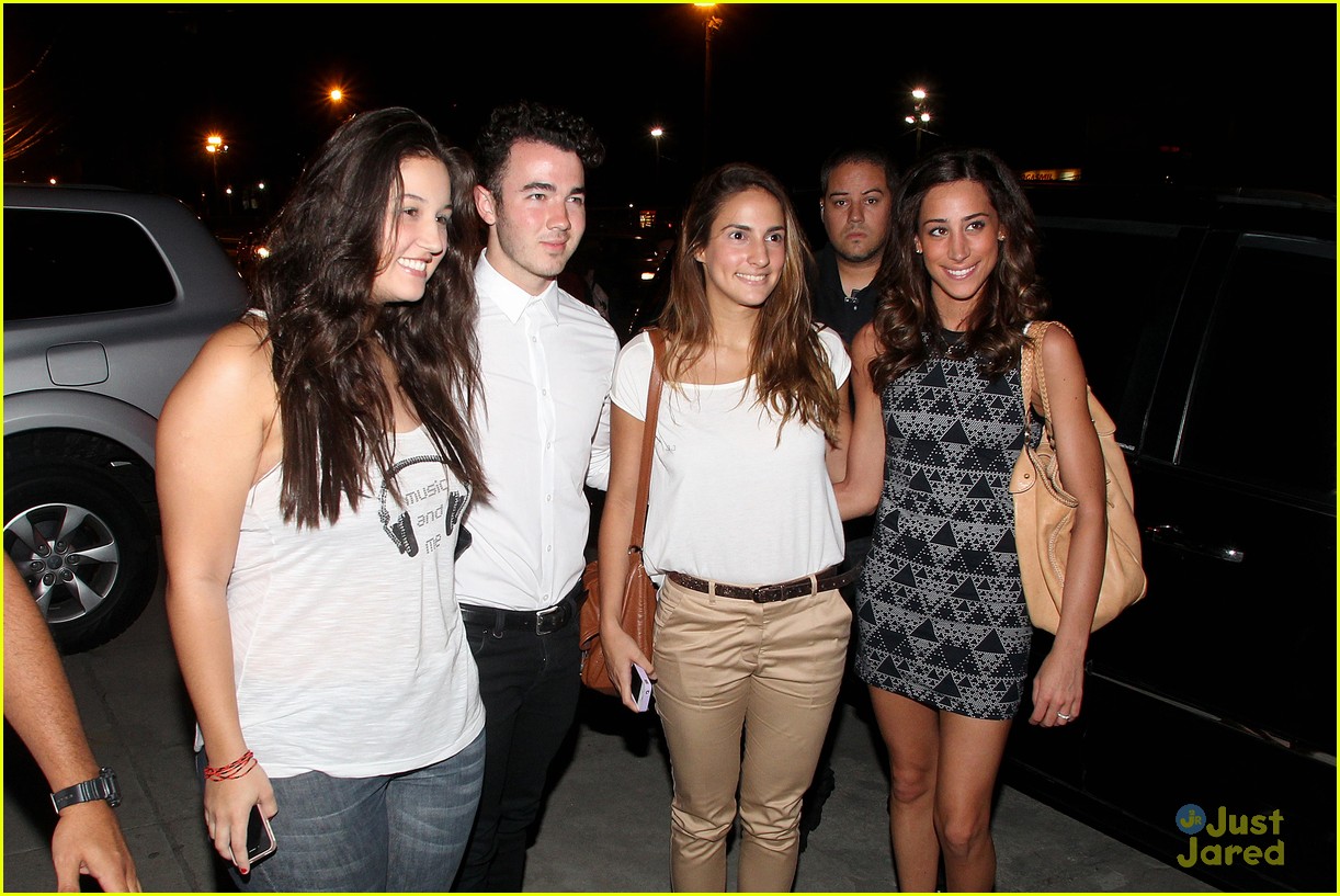 Nick, Kevin & Danielle Jonas: Dinner In Rio!