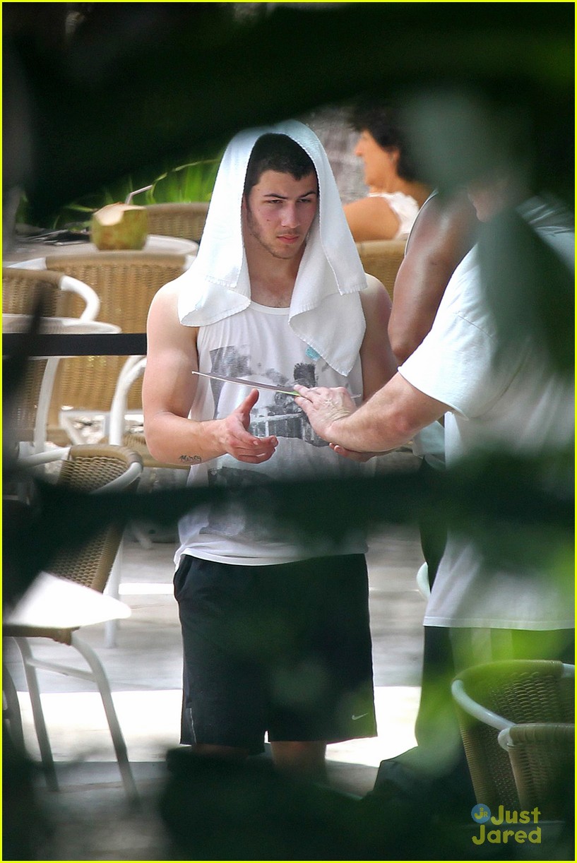 Joe Jonas & Blanda Eggenschwiler: Kisses In The Pool!