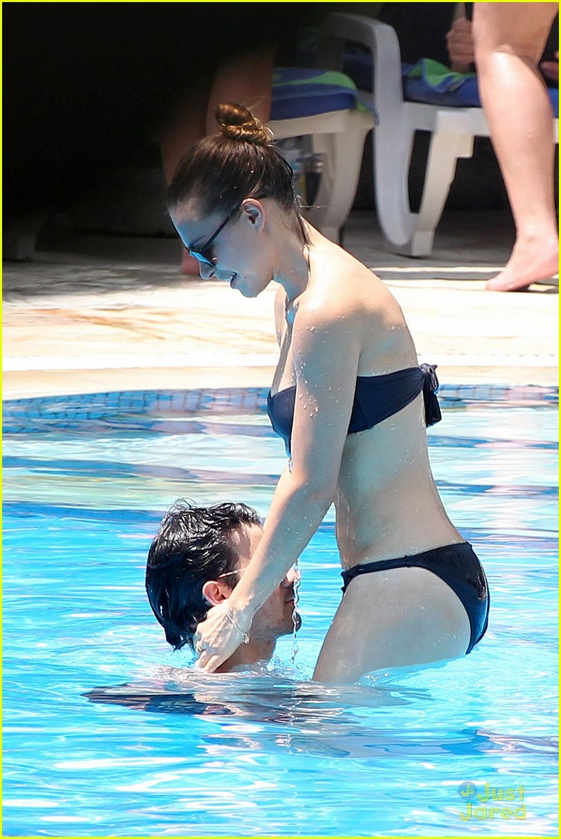 Joe Jonas & Blanda Eggenschwiler: Kisses In The Pool!