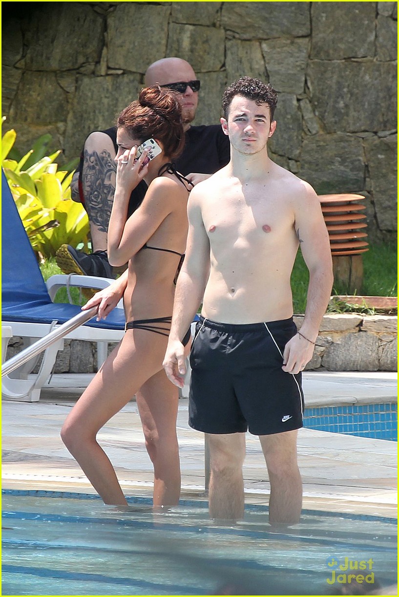Joe Jonas & Blanda Eggenschwiler: Kisses In The Pool!