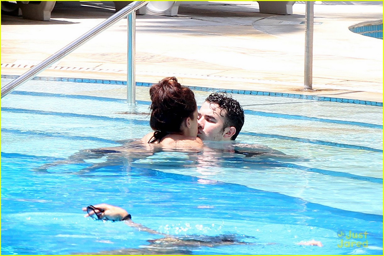 Joe Jonas & Blanda Eggenschwiler: Kisses In The Pool!