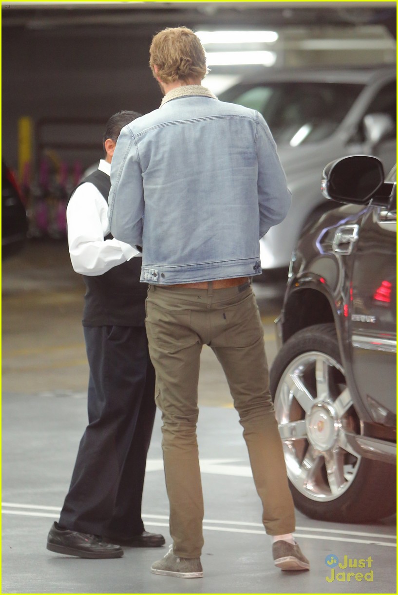 Liam Hemsworth: LA Errands Run!