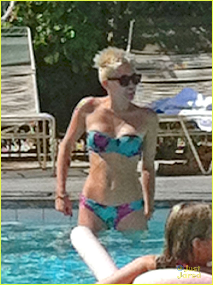 Miley Cyrus: Palm Desert Pool Time