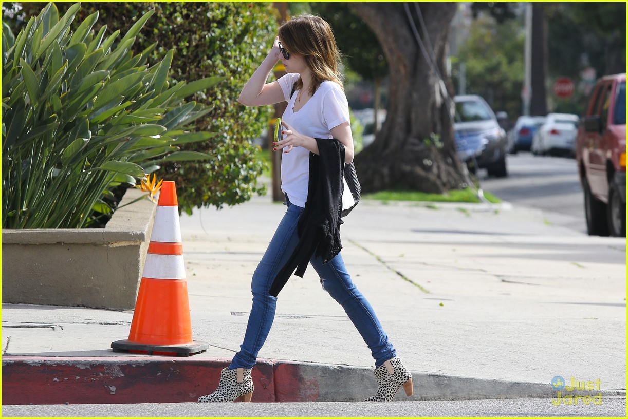 Emma Roberts: No More Gel Nails