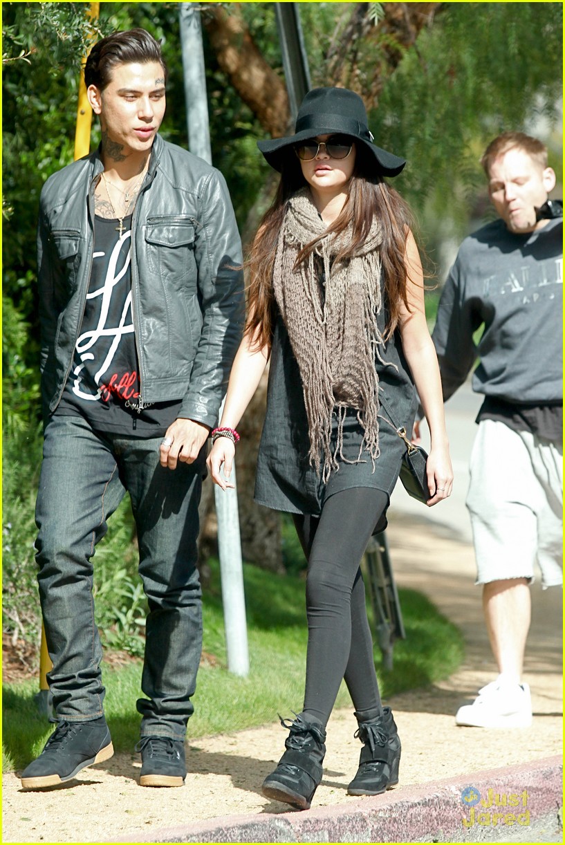 Selena Gomez: Floppy Hat Hottie