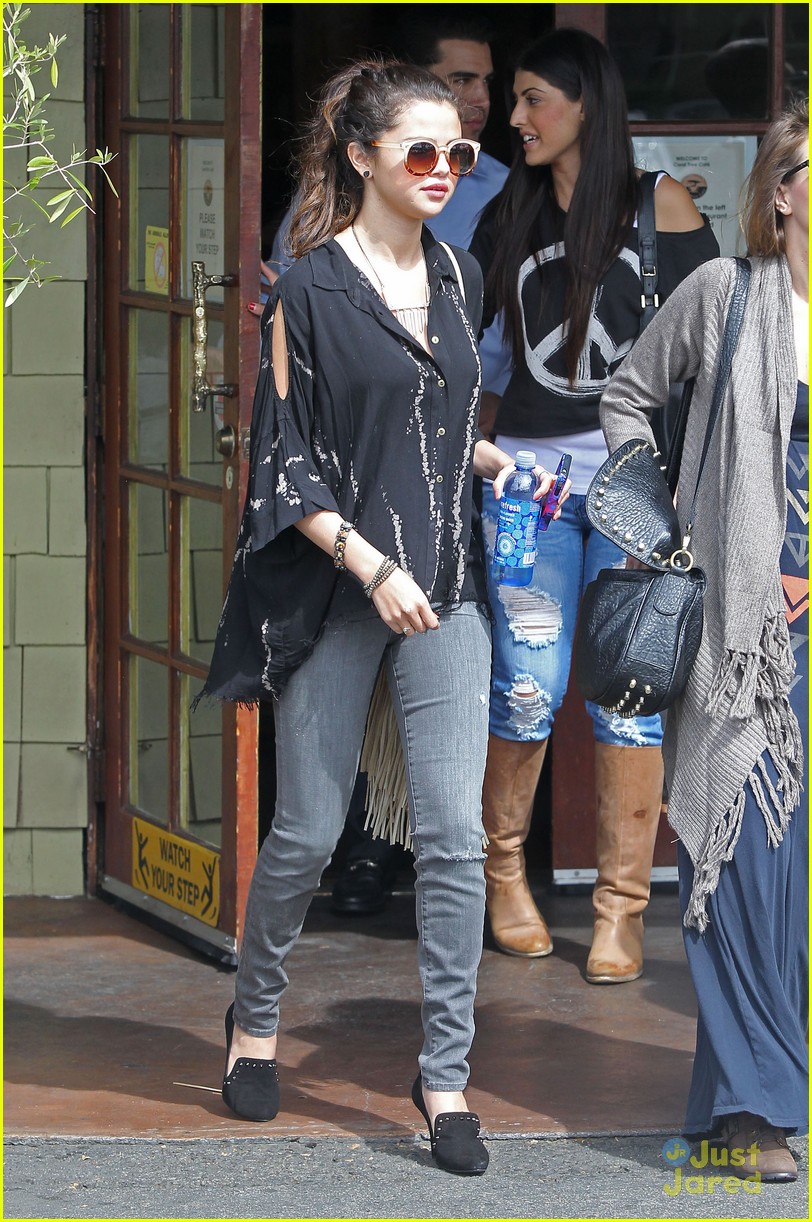 Selena Gomez: Coral Tree Cafe Lunch