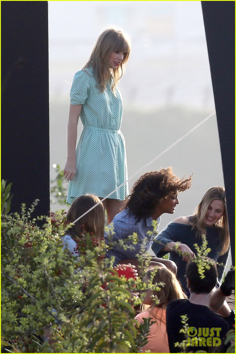 Taylor Swift: Rooftop Photoshoot Fun!