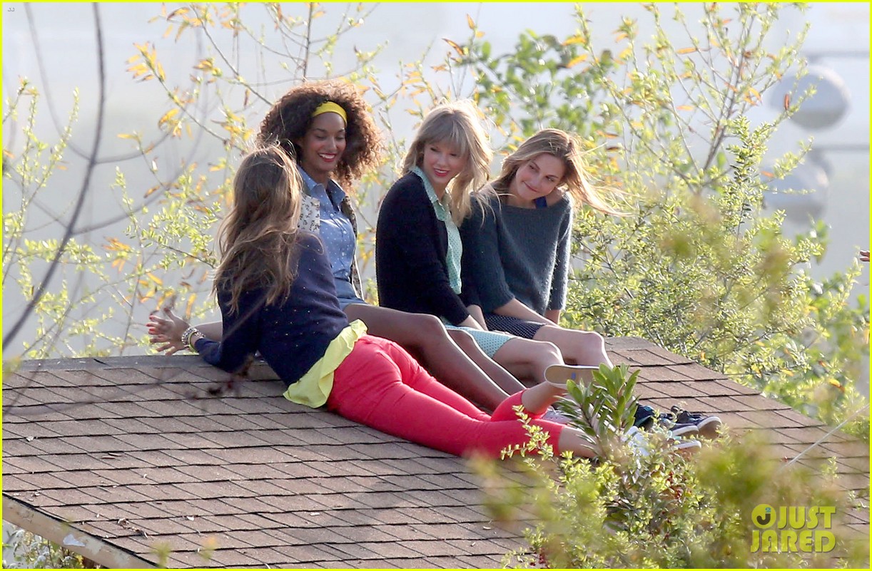Taylor Swift: Rooftop Photoshoot Fun!
