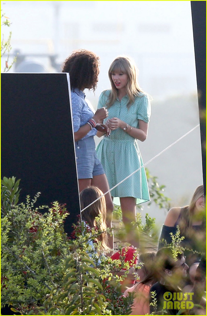 Taylor Swift: Rooftop Photoshoot Fun!