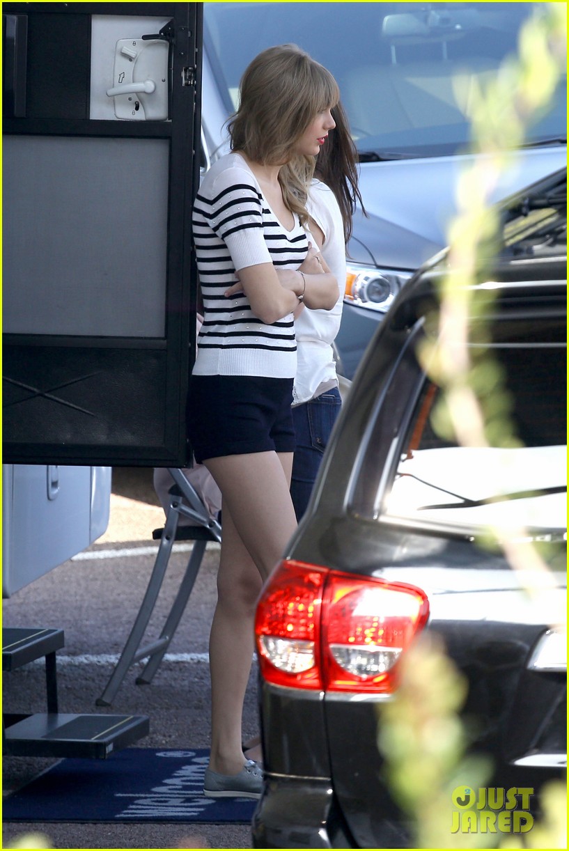 Taylor Swift: Rooftop Photoshoot Fun!