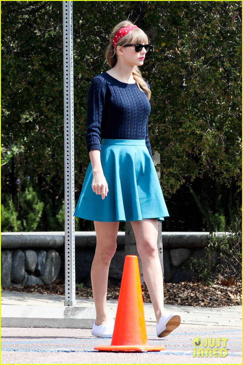 Taylor Swift: Trampoline Fun!