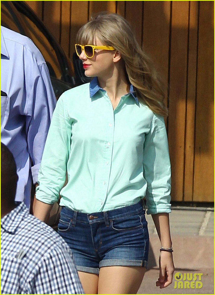 Taylor Swift: Trampoline Fun!