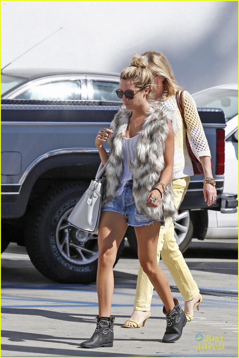 Ashley Tisdale: Kitson Shopping with Mom Lisa