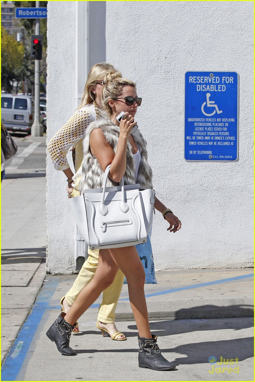 Ashley Tisdale: Kitson Shopping with Mom Lisa