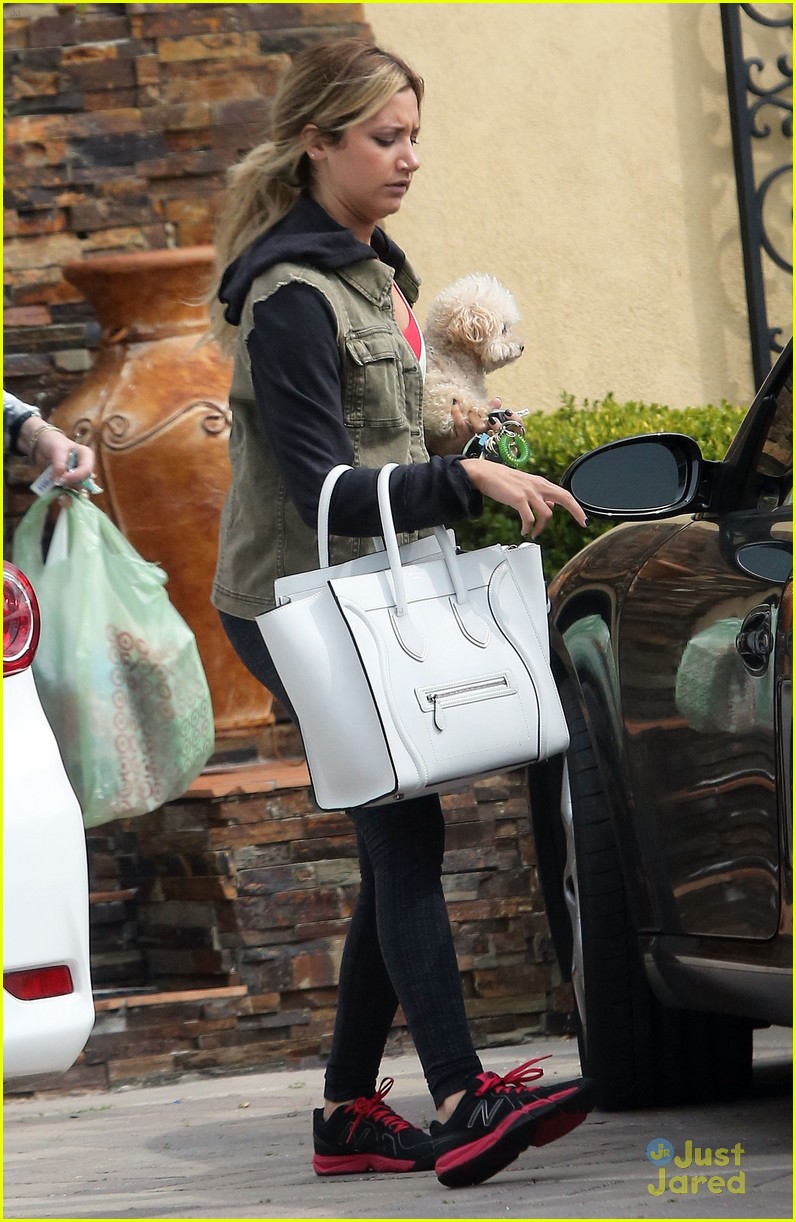 Ashley Tisdale: Out with Maui!