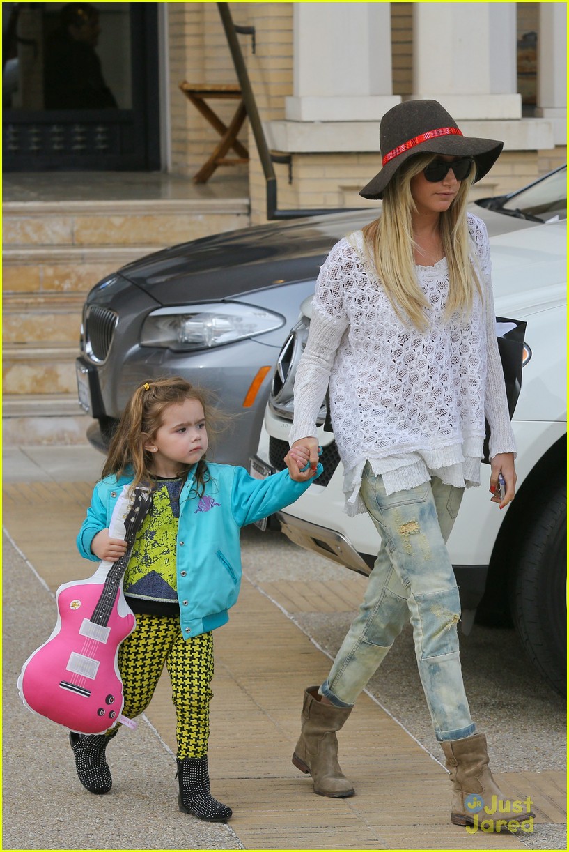 Ashley Tisdale: Shopping with Mikayla