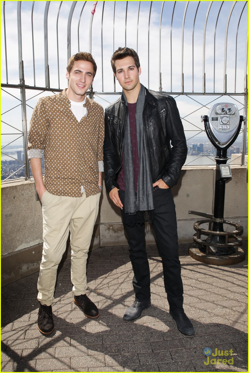 Kendall Schmidt & James Maslow: On Top Of The Empire State Building!