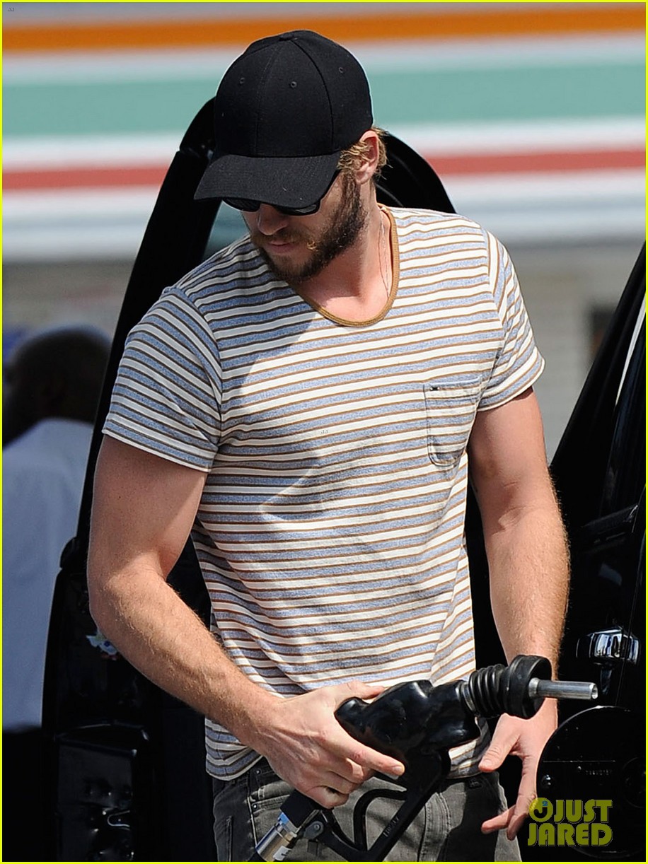 Liam Hemsworth: Gas Station Stop
