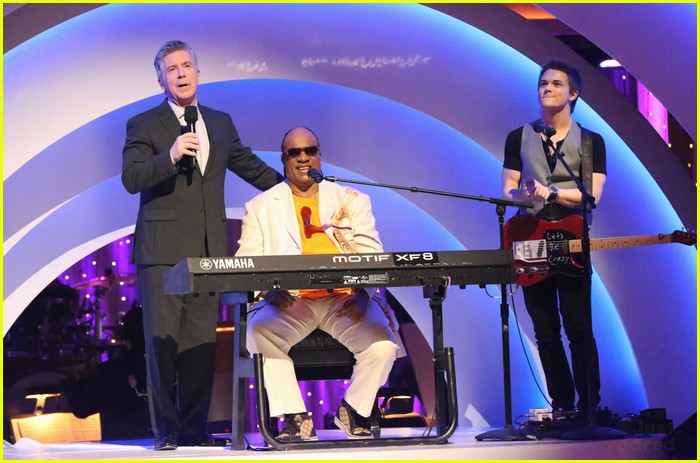 Hunter Hayes Performs on 'Dancing With The Stars' with Stevie Wonder