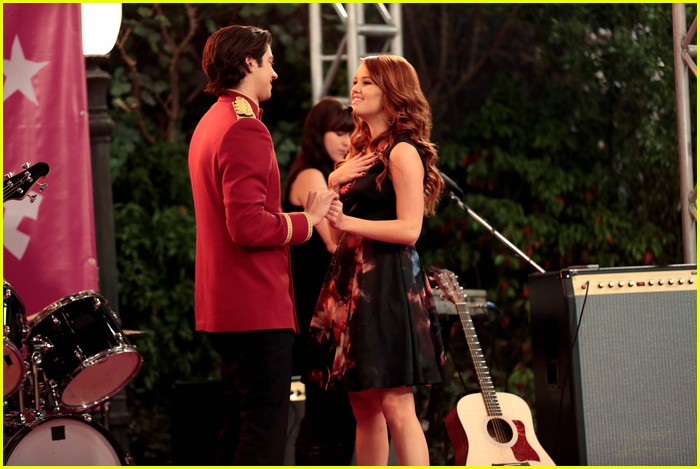 Debby Ryan Performs on an All-New 'Jessie'!