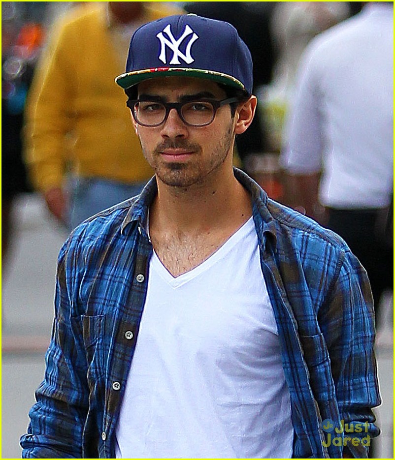 Joe Jonas: Yankees Cap in NYC
