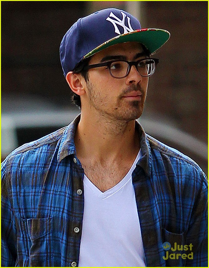 Joe Jonas: Yankees Cap in NYC