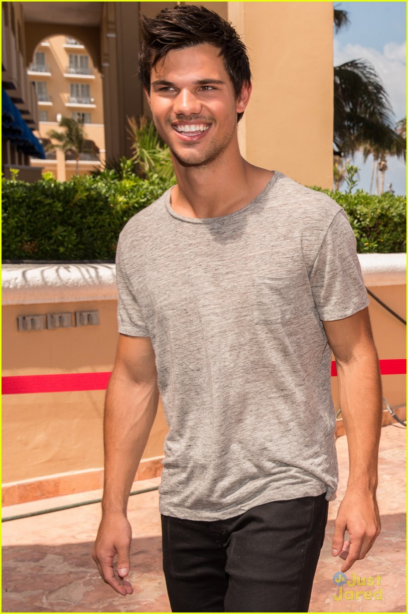 Taylor Lautner: 'Grown Ups 2' Photo Call in Cancun!