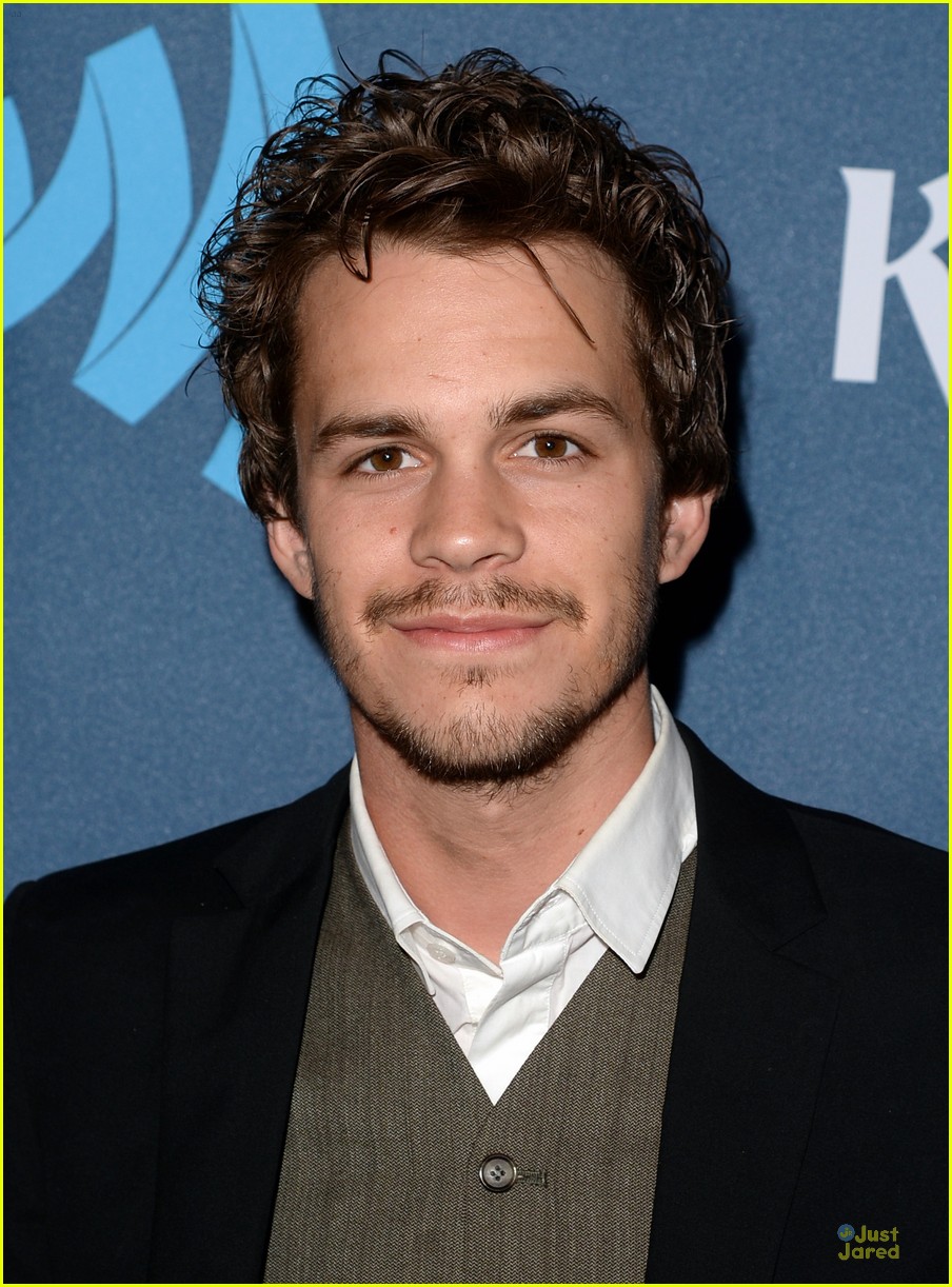 Mae Whitman & Johnny Simmons: 'Perks' Wins at GLAAD Media Awards!