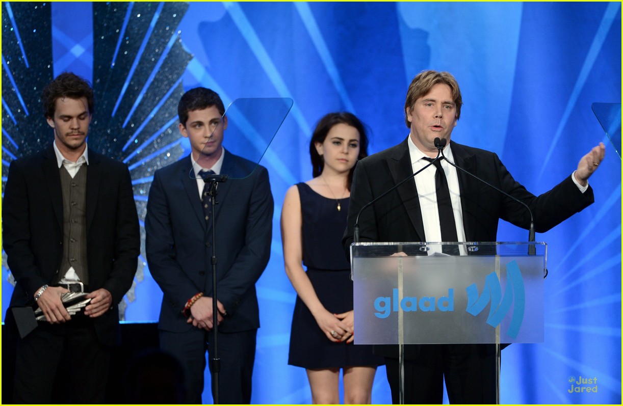 Mae Whitman & Johnny Simmons: 'Perks' Wins at GLAAD Media Awards!