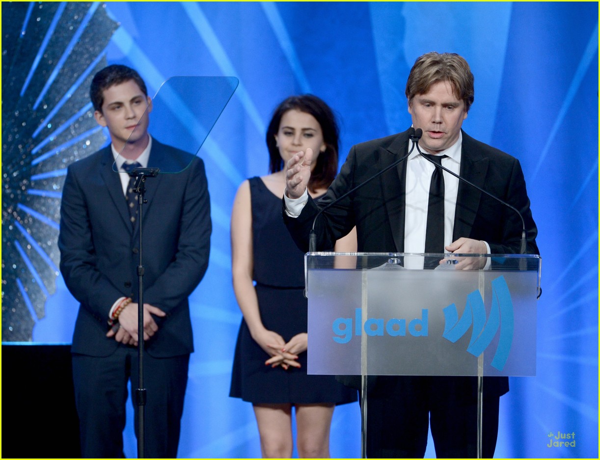 Mae Whitman & Johnny Simmons: 'Perks' Wins at GLAAD Media Awards!