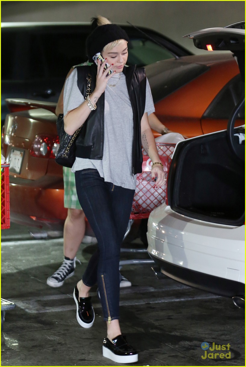Miley Cyrus: Sunday Target Stop