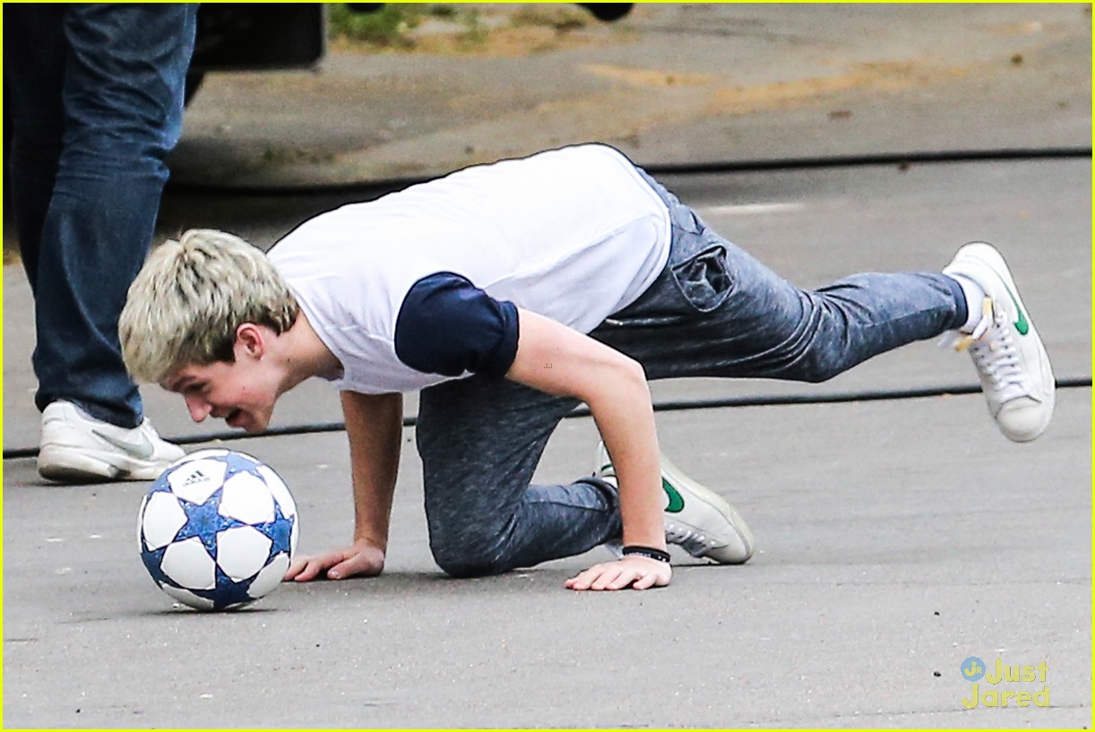 Niall Horan & Louis Tomlinson: Soccer Studs!