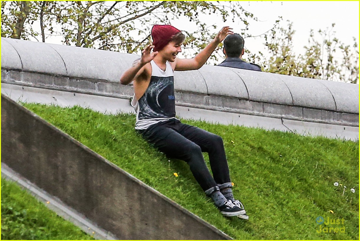 Niall Horan & Louis Tomlinson: Soccer Studs!