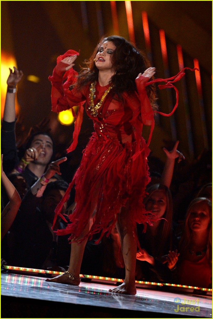Selena Gomez -- MTV Movie Awards 2013 Performance Pics & Video!