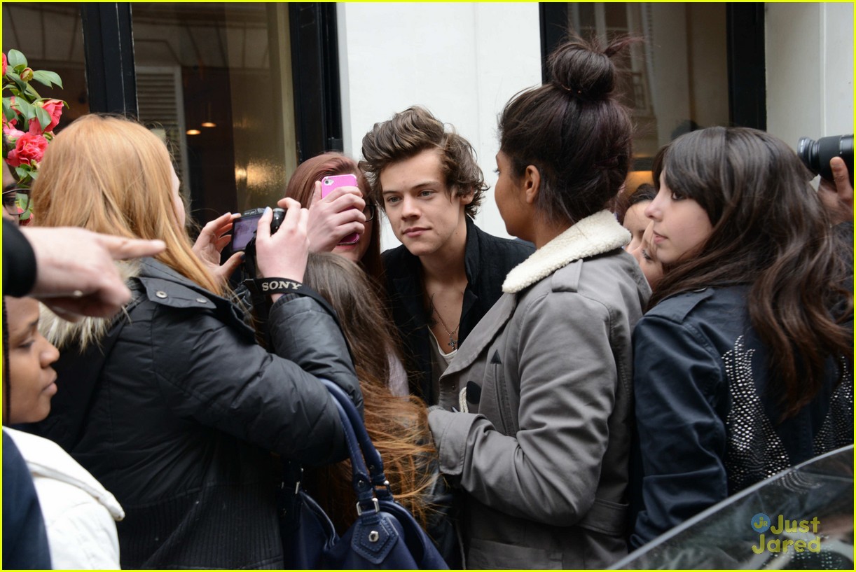 Harry Styles: Fan Friendly in Paris!