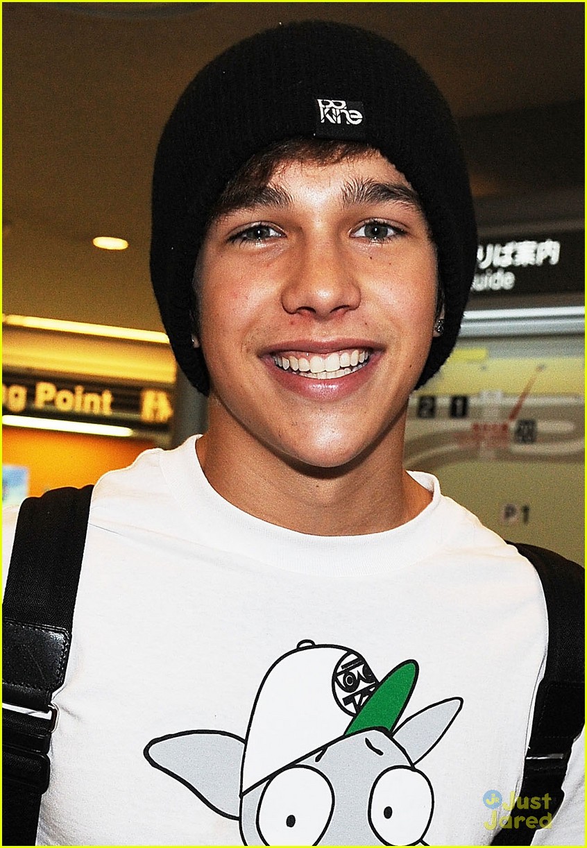 Austin Mahone Gets Swarmed by Fans in Tokyo
