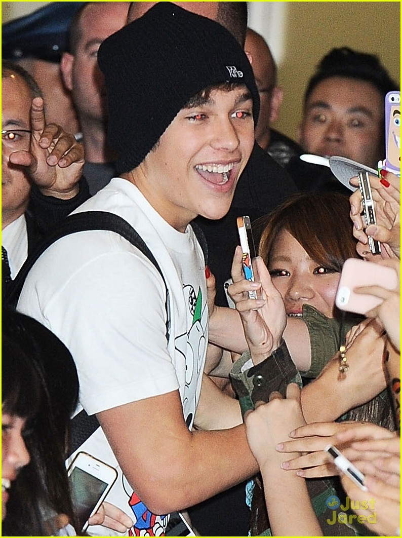 Austin Mahone Gets Swarmed by Fans in Tokyo