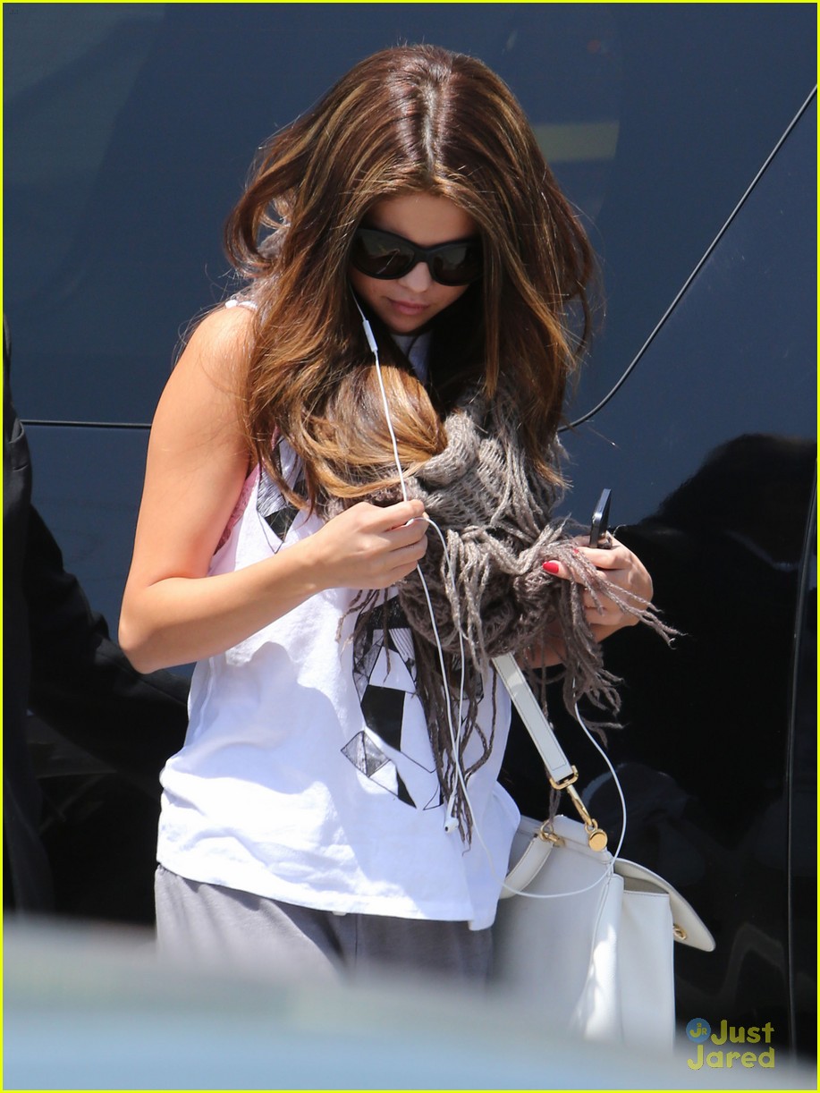 Selena Gomez: Dance Studio Stop